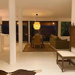 Le Petit Bali Spacieuse Pour 8 Avec Piscine Holiday home